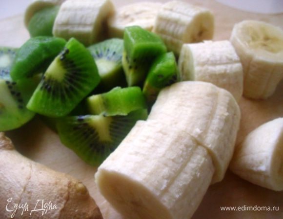 Банан, киви и имбирь почистить и порезать. Я добавляла маленький кусочек имбиря длиной 0,5 см. Несколько ломтиков киви оставить для украшения.