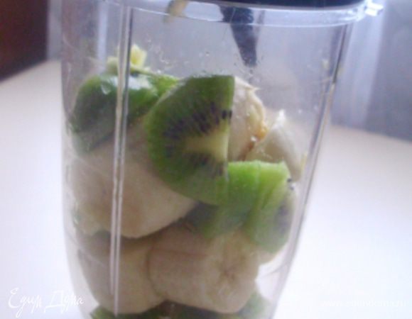 Измельчить в блендере. Влить в пюре йогурт и холодное молоко. Ещё раз взбить до однородности. 
