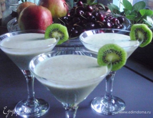 Разлить напиток по бокалам, охладить перед подачей.