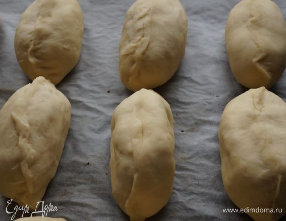 Делаем пирожки, на 15 минут ставим в теплое место. Затем отправляем в духовой шкаф на 20 минут при температуре 175*С.