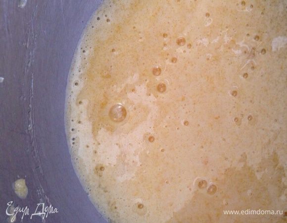 Желток взбить с сахаром.