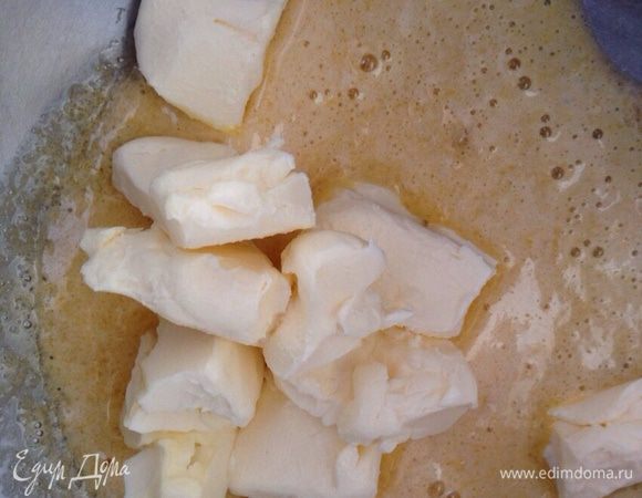 Добавить мягкое сливочное масло, еще раз хорошо взбить.