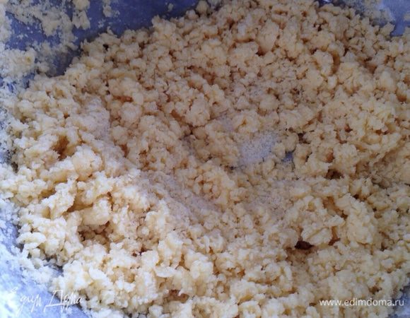 Не переставая взбивать, добавить частями муку с разрыхлителем.