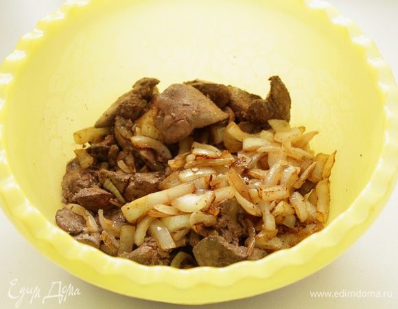 Обжаренный лук добавить к печени, измельчить все блендером.