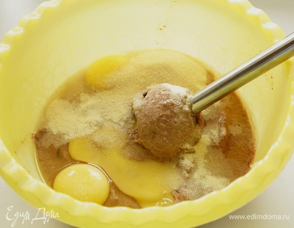 Добавить яйца, манку ,соль ,хлопья.