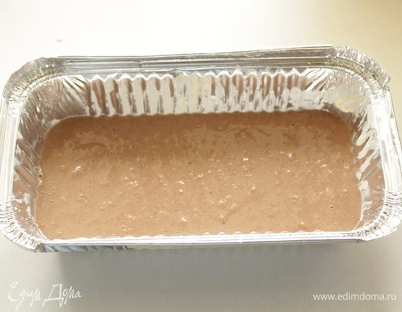 Вылить половину массы формочки.