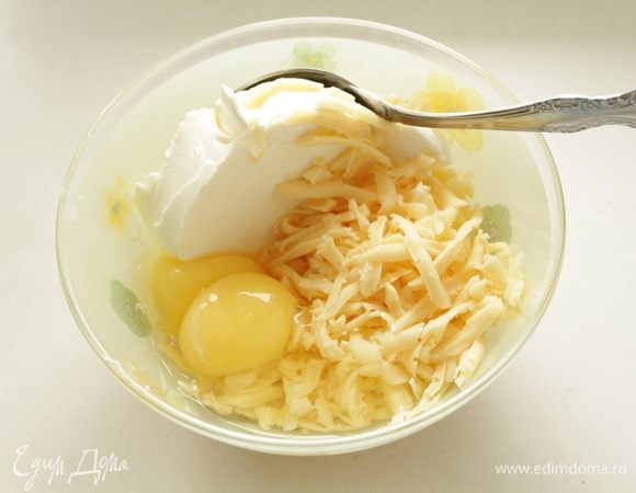 Для сырного слоя : натереть сыр, добавить творожный сыр, яйца. перемешать.