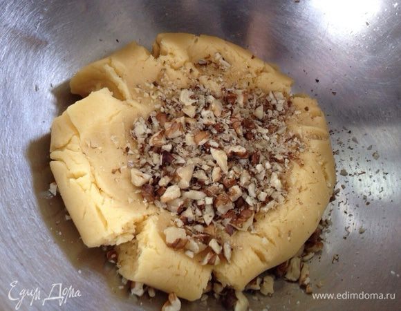 Начать вымешивать тесто, добавить рубленые грецкие орехи. Если тесто плохо вымешивается, можно добавить 1 ч. ложку сметаны (не полную!).