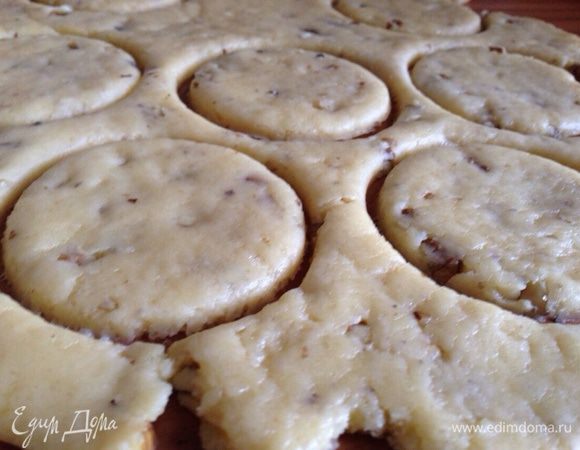 Раскатать тесто в пласт толщиной 0.5-0.8 см. и сформировать из него кружочки с помощью формы или стакана. 