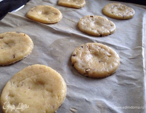 Кружки выложить на противень, застеленный бумагой для выпечки. Поставить  в духовку на 10 минут при температуре 180 градусов.