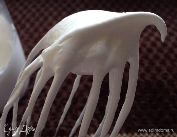 Приготовить безе.
 Белок с соком лимона взбить в крутую пену, по чуть-чуть добавляя сахар до плотного блеска. 