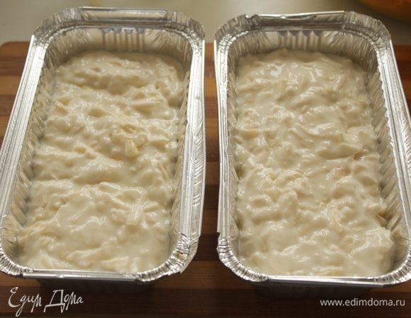 Выложить сырный слой поверх печеночного.