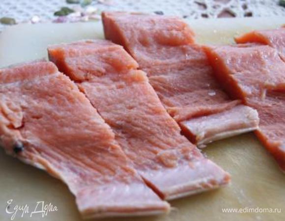 Рыбу порезать кусочками. Посолить, сбрызнуть соком лимона.