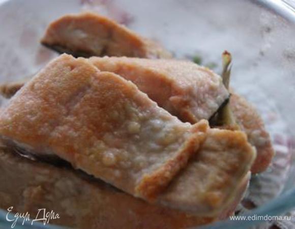 Обвалять кусочки рыбы в муке, обжарить на сковороде в небольшом количестве оливкового масла по 3 минуты с каждой стороны. Рыбу выложить в чашку накрыть.