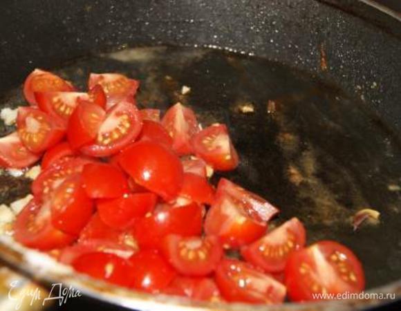 Тем временем приготовить соус. Чеснок раздавить ножом, мелко нарещать, обжарить в небольшом количестве оливкового масла. Помидорки порезать на 4 части, добавить к чесноку потушить 5 минут, добавить смесь прованских трав.