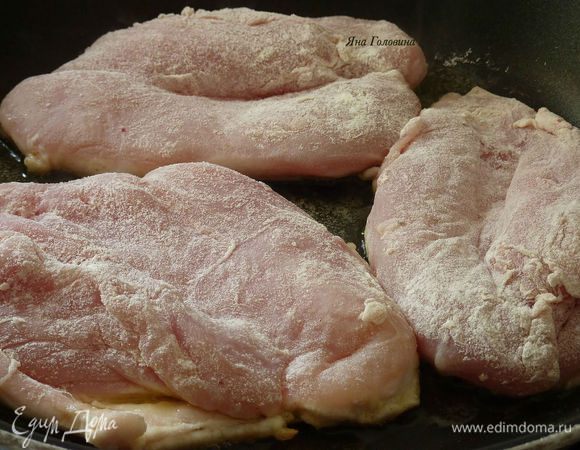 Грудки разделить на 2 часть и слегка отбить.
В глубокую тарелку насыпать муку , посолить и поперчить . Грудки обвалять со всех сторон в муке , слегка стряхнуть лишнюю муки.
На среднем огне разогреть масло и обжарить грудки до готовности по 12 -15 минут с каждой стороны , сложить на блюдо и закрыть фольгой что бы сохранить тепло.