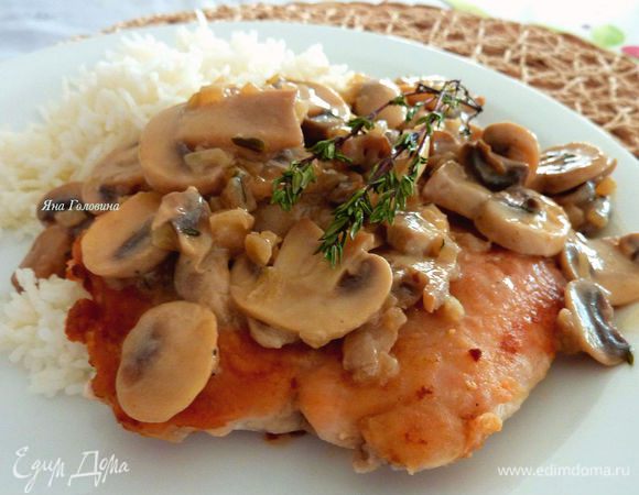 Поддавать грудки полив грибным соусом.
