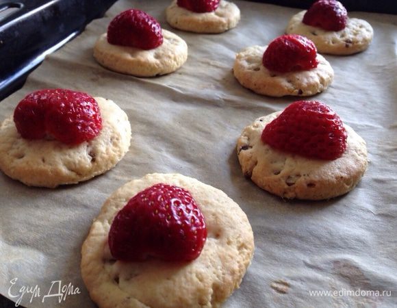 Достать печенье из духовки, на каждое печенье кладём по ягодке (если клубника небольшая, то целую, ну а если большая - половинку. Смородины - 2,3 шт., малины, вишни, ежевики-1,2шт.).
