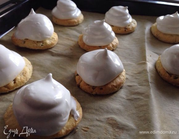 Сверху из шприца отсаживаем "шапочки" безе (также,можно сделать это ложкой).