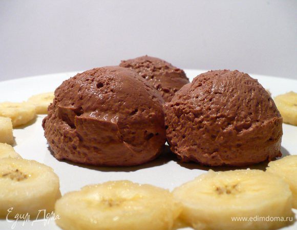 Подаём мусс, сформировав шарики, с нарезанными тонкими кружочками бананами.