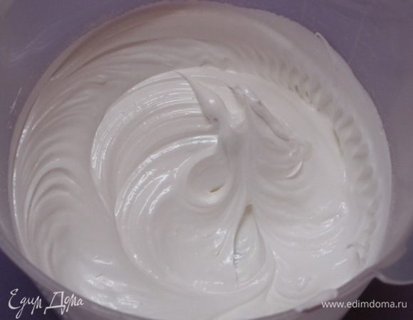 Охлажденные белки и 1 чайную ложку лимонного сока взбить до устойчивых пиков.