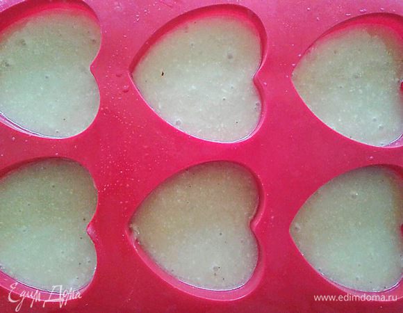 Заполнить формочки тестом на  три четверти высоты и выпекать в течении 7 минут при температуре 200 градусов, затем снизить температуру до 180 градусов и выпекать еще 7 минут. Выключить духовку и дать постоять 7 минут.
