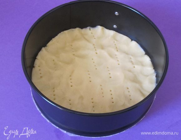 Тесто выложить в форму ( у меня форма диаметром 18 см), растянуть  по дну и наколоть вилкой.