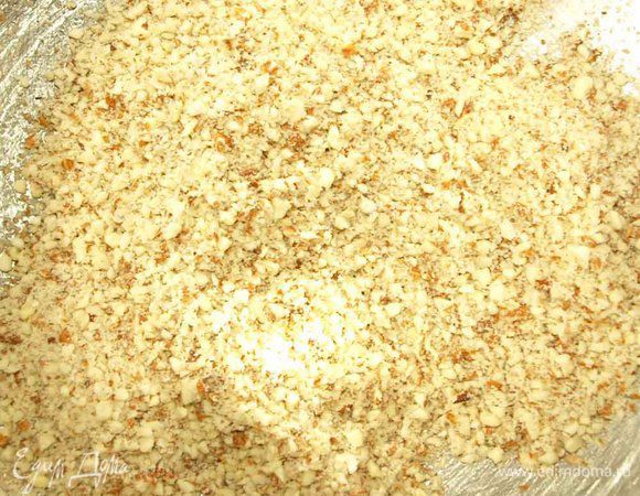 Миндаль измельчить (по желанию предварительно обжарить).