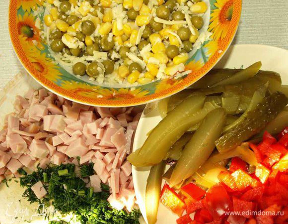 Соединить кукурузу, горошек, сыр. Перец нарезать кубиками, огурцы соломкой, зелень мелко порубить, ветчину и лук нарезать кубиками.