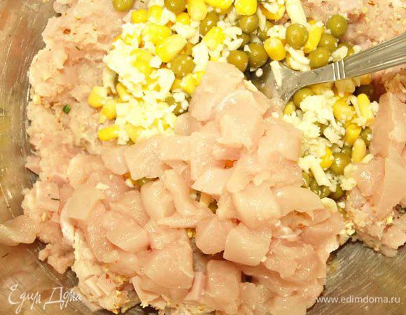 Куриное филе измельчить в блендере, небольшой кусочек филе нарезать кубиками. 