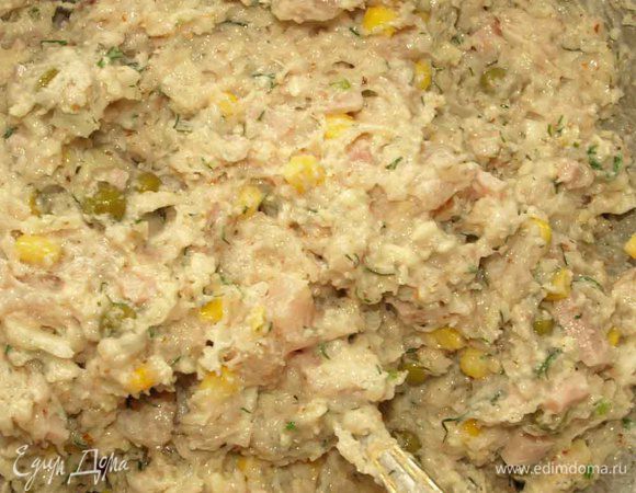 Соединить измельченный миндаль, куриный фарш и филе кубиками, кукурузу, ветчину, горошек, сыр, зелень, нашинкованный мелко лук и хорошо перемешать. Добавить  крахмал, сливки, соль, перец и приправы по вкусу (по желанию), коньяк и все тщательно перемешать. 