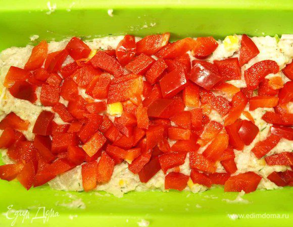 С огурцами: В форму выкладываем слой фарша и сверху красный перец.