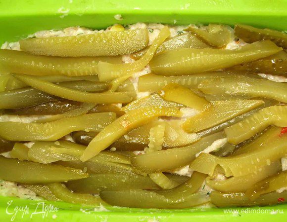 Накрываем слоем фарша и выкладываем огурцы. 
