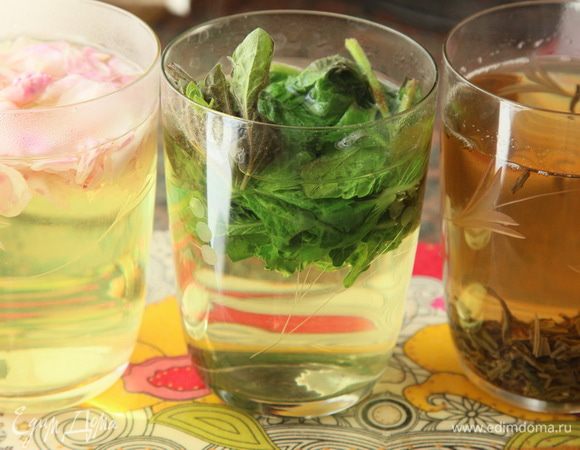 Заранее закипятила воду и охладила. Для заварки лепестков роз, чая и мяты кипятим воду отдельно и заливаем кипятком составляющие будущего лимонада.