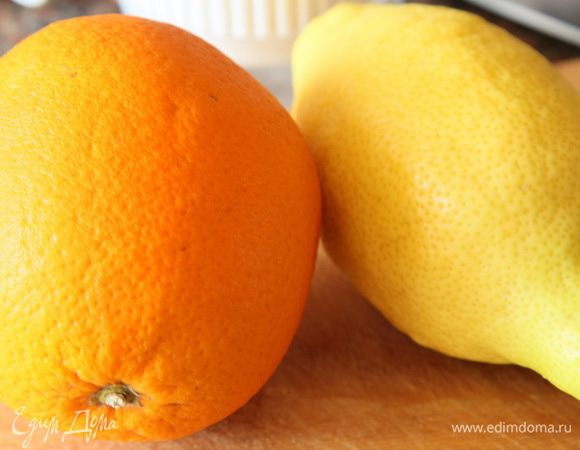 Берем апельсин и лимон, с лимона снимаем цедру.