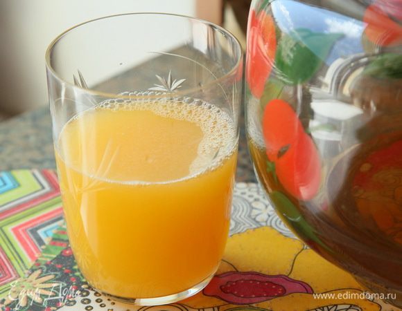 Из апельсина и лимона выжимаем сок, добавляем мед и размешиваем. Сливаем в чашу заварку с мятой, розой и чаем, добавляем снятую лимонную цедру. 