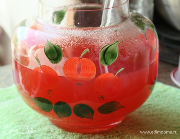 В чашу добавляем сок с медом и охлажденную воду, в конце добавляем сироп гренадин. Именно в конце, для того, чтобы регулировать сладость напитка.