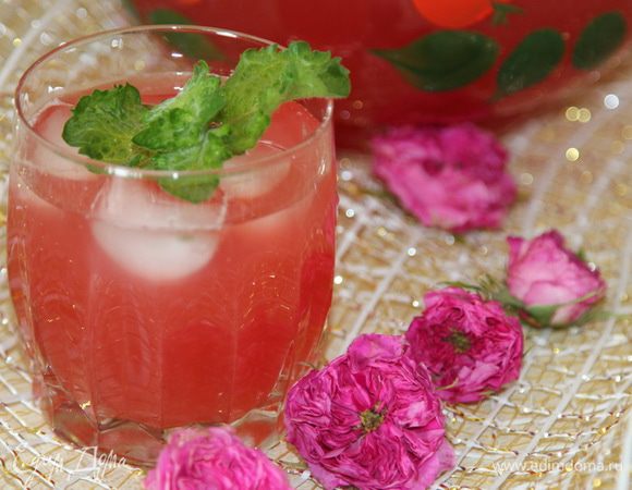 Достаем бокалы, выкладываем кубики льда, наливаем лимонад и...пусть вам будет свежо и нежарко! 