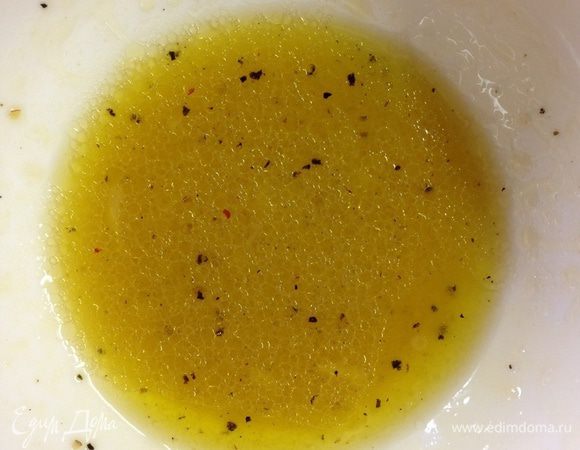 Для заправки смешать оставшееся масло, давленый чеснок и остальные ингредиенты. Солить салат нет необходимости, так как в сыре уже достаточно соли.