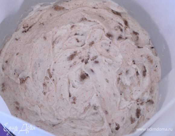 Ровным слоем выложить на испеченный песочный корж половину крема с безе.