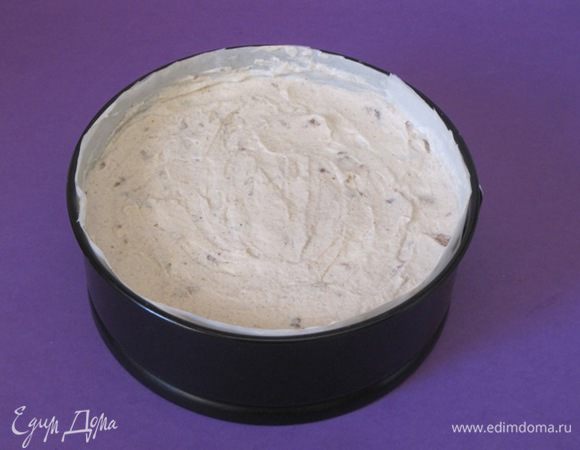 На малиновый соус выложить оставшийся крем с безе. Поставить в морозильник на 3 часа.