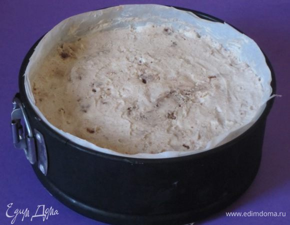 Вынуть торт из морозильника. Достать из формы.