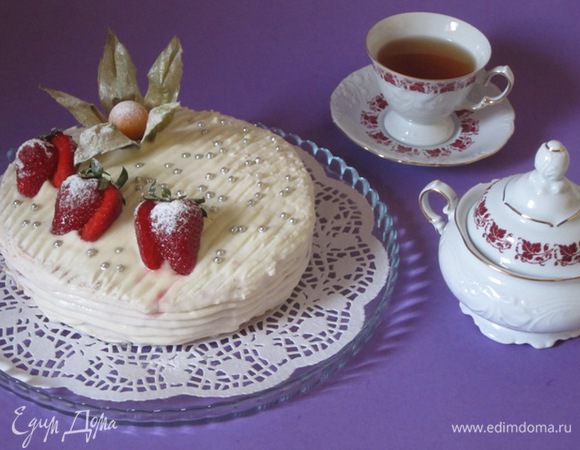 Аккуратно смазать торт кремом с маскарпоне. Украсить ягодами или фруктами. Убрать в морозильник до застывания крема.