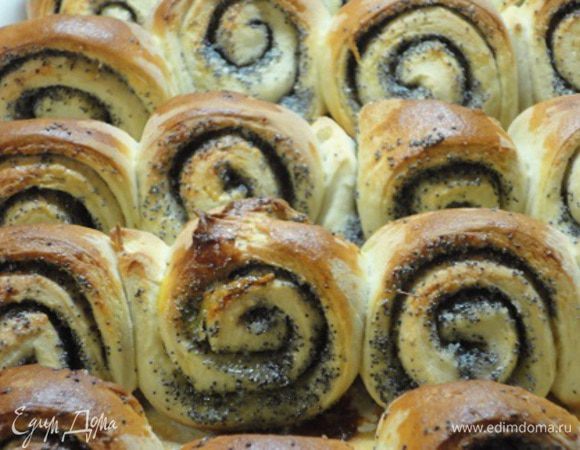 Подошедшее тесто тонко раскатать, смазать растопленным маслом, посыпать смесью сахара с маком. Пласт свернуть рулетом, нарезать треугольниками и выложить на смазанный маслом или выстланный пекарской бумагой лист вертикально широким основанием вниз. Это готовые булочки с маком.