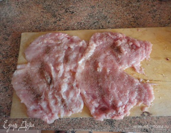 Фарш смешать с чесноком, специями, солью, крахмалом, водкой и молоком. Использовала сухой чабер , но следующий раз буду использовать базилик. Наши знакомые армяне часто добавляют его в фарш.
Грудки развернуть и отбить. Слегка посолить и поперчить. 
