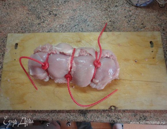 Свернуть и закрепить.
Уложить в рукав для запекания, (излишки рукава по ширине завернуть под рулет)закрыть по краям и уложить в форму( я использовала форму для выпечки хлеба). Сверху проткнуть, чтобы выходил пар.
