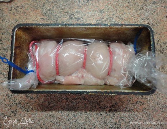 Уложить в рукав для запекания, (излишки рукава по ширине завернуть под рулет)закрыть по краям и уложить в форму( я использовала форму для выпечки хлеба). Сверху проткнуть, чтобы выходил пар.