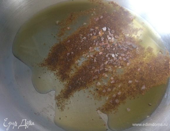 Смешать приправу для курицы с оливковым маслом.