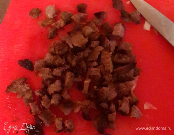 Начинкой может быть все. Но у меня было жаренное мясо говядины. Вот от этого я и отталкивалась. Я его мелко порезала.