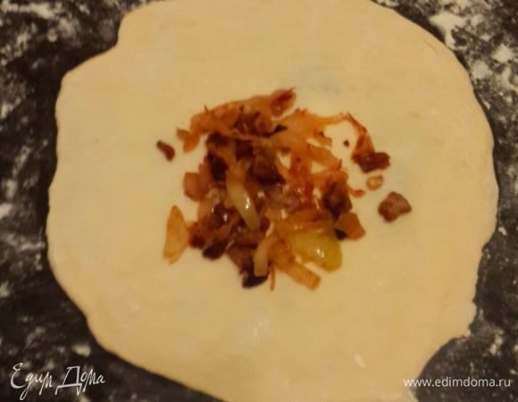 В центр кладем начинку и защипываем тесто.